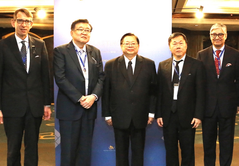 เศรษฐกิจระดับโลก : วีระศักดิ์ ฟูตระกูล ผช.รมว.การต่างประเทศ และ สุทธิภัค จิราธิวัฒน์ รอง กก.ผจก.ใหญ่ บมจ.เซ็นทรัลพัฒนา ร่วมสัมมนา “Horasis Asia Meeting” ซึ่งจัดครั้งแรกนอกภูมิภาคยุโรป เพื่อวิเคราะห์การเป็นพันธมิตรทางเศรษฐกิจ ผลกระทบจากการค้าการลงทุนและการเติบโตอย่างยั่งยืน