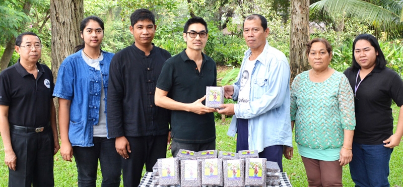 เครือข่าย : ประกิต สุนประชา หัวหน้ากลุ่มข้าวอินทรีย์สุขใจ และภริยา มอบข้าวไรซ์เบอร์รี่อินทรีย์ที่ผลิตเอง จำนวน 1 ตัน ให้แก่ อรุษ นวราช เลขานุการมูลนิธิสังคมสุขใจ เพื่อแจกฟรีแก่ประชาชนในงาน “ตามรอยพระบาท สัมผัสวิถีเกษตรพอเพียง” ระหว่าง 16-18 ธ.ค. 2559 ที่ สวนสามพราน อ.สามพราน จ.นครปฐม
