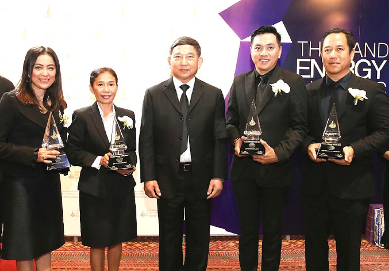 ประหยัดพลังงาน : พล.อ.อ.ประจิน จั่นตอง รองนายกรัฐมนตรี มอบรางวัล Thailand Energy Awards 2016 ประเภทอาคารควบคุมดีเด่น ให้แก่ โครงการในเครือของ บมจ.เซ็นทรัลพัฒนา ได้แก่ เซ็นทรัลพลาซาแกรนด์ พระราม 9, เซ็นทรัลพลาซา รัตนาธิเบศร์, เซ็นทรัลพลาซา อุดรธานี และ เซ็นทรัลพลาซา เชียงราย