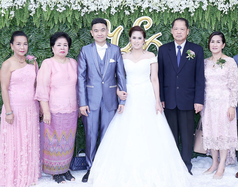 หนึ่งนางกลางใจ : เฉลิมพร พิรุณสาร อดีตปลัดกระทรวงเกษตรและสหกรณ์ และภริยา เป็นประธานพิธีฉลองมงคลสมรส ประภาพร ปรุงกลาง บุตรี ประกอบ–พเยาว์ ปรุงกลาง กับ ชุณหพงศ์ คงจินดา บุตร ฉัตรอร คงจินดา ที่ โรงแรม
มิราเคิล แกรนด์ คอนเวนชั่น