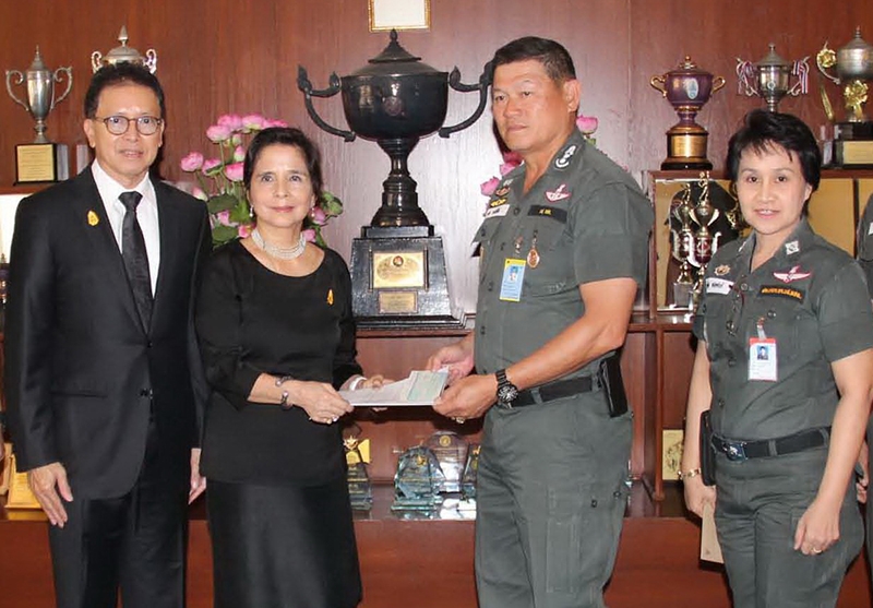 ทุนเรียนดี : ม.ร.ว.ปรียนันทนา รังสิต ประธานมูลนิธิวิภาวดีรังสิต มอบทุนการศึกษา 129 ทุน ให้แก่ พล.ต.ท.เทพ อมรโสภิต ผู้บัญชาการตำรวจตระเวนชายแดน เพื่อมอบให้นักเรียนที่เรียนดีแต่ขาดแคลนทุนทรัพย์ ในโรงเรียนสังกัด ตชด.ภาคใต้ รวม 42 โรงเรียน ที่ กองบัญชาการตำรวจตระเวนชายแดน