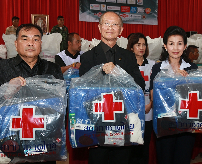 ถวายเป็นพระราชกุศล : พล.ท.นพ.อำนาจ บาลี ผอ.สำนักงานบรรเทาทุกข์และ
ประชานามัยพิทักษ์ สภากาชาดไทย เปิดกิจกรรมบรรเทาภัยหนาว โดยมี ปัทมา วิทย์ดำรงค์ นายกเหล่ากาชาดจังหวัดนครพนม และ ประทีป ฤทธิกุล รอง ผวจ.
นครพนม ร่วมต้อนรับ ณ ที่ว่าการอำเภอโพนสวรรค์ จังหวัดนครพนม