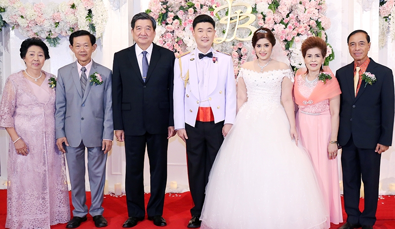 บัญชาการรัก : พล.อ.ศิริชัย ดิษฐกุล รมว.แรงงาน เป็นประธานพิธีฉลองมงคลสมรส ระหว่าง ร.ท.หญิง ภคอร พ่วงอำภัย บุตรี พล.ต.ธนายุทธ-ทิพย์วรรณ พ่วงอำภัย กับ พ.ท.ธนัชพันธ์ เอกสิทธิเกิดผล บุตร โรจณัฏฐ์-
นลินทิพย์ เอกสิทธิเกิดผล ที่ โรงแรมมิราเคิล แกรนด์ คอนเวนชั่น