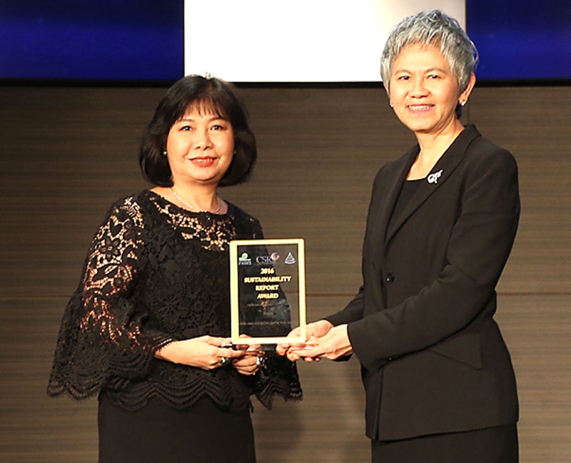 ต่อเนื่องปีที่ 2 : วิไล เคียงประดู่ ผช.กก.ผอ.อาวุโส ส่วนงานประชาสัมพันธ์ เอไอเอส รับรางวัล “รายงานความยั่งยืนดีเด่น ประจำปี 2559” จาก อรนุช อภิศักดิ์ศิริกุล กก.สมาคมบริษัทจดทะเบียนไทย ในฐานะองค์กรที่เผยแพร่ข้อมูลอย่างโปร่งใส ครบถ้วน และเป็นประโยชน์ต่อกลุ่มผู้ลงทุน ที่ตลาดหลักทรัพย์ฯ