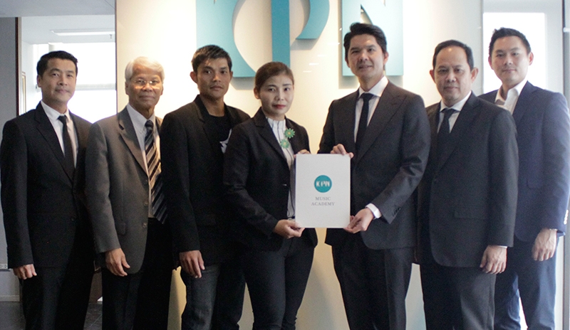 ประกันต่อเนื่องตั้งแต่ปี 2551              พ.ต.อ.ภัคภณ เล็กท่าไม้ ผู้กำกับการ สถานีตำรวจภูธรท่าม่วง รับมอบกรมธรรม์ประกันชีวิตกลุ่มตามโครงการสวัสดิการเพื่อข้าราชการตำรวจ ทุนประกันรวม 12,100,000 บาท จากประสิทธิ์ สงยะรัญ ผอ.ทั่วไป บมจ.ไทยประกันชีวิต ที่สถานีตำรวจภูธรท่าม่วง จ.กาญจนบุรี