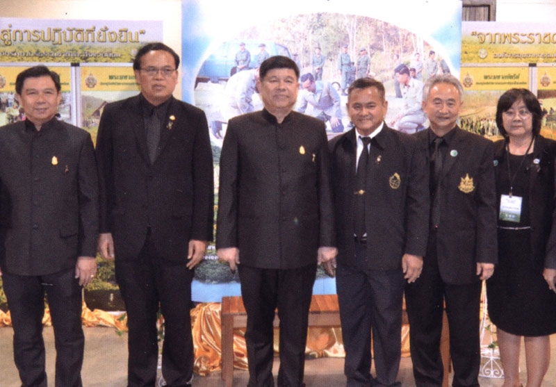 ตามรอยพ่อ : พล.อ.สุรศักดิ์ กาญจนรัตน์ รมว.ทรัพยากรธรรมชาติและสิ่งแวดล้อม ชมนิทรรศการขององค์การอุตสาหกรรมป่าไม้ ภายใต้แนวคิด “จากพระราชดำรัส สู่การปฏิบัติที่ยั่งยืน” ในงานวันสิ่งแวดล้อมไทย โดยมี เกษม วัยวุฒิ รองผอ.องค์การอุตสาหกรรมป่าไม้ ต้อนรับ ที่ศูนย์ฯ อิมแพค เมืองทองธานี