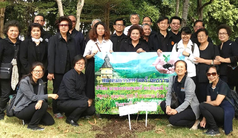 “ยูงทอง” ดอกเหลืองแดง : ผศ.ดร.ชนัญ ผลประไพ ผช.อธิการบดีฝ่ายบริหาร มหาวิทยาลัยธรรมศาสตร์ ศูนย์รังสิต รับมอบกล้าไม้หางนกยูง 500 ต้น จาก ดร.อัญมณี วงศ์กาสิทธิ์ นายกสมาคมธรรมศาสตร์นครราชสีมา พร้อมศิษย์เก่าจาก
โคราชที่มาปลูกในโครงการก่อสร้างอุทยาน 100 ปีอ.ป๋วย ที่ มธ.ศูนย์รังสิต