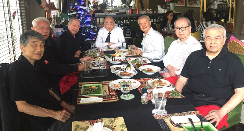 นักเรียนเก่าอังกฤษ รุ่น 1952 : วาริน-สินธุ พูนศิริวงศ์, ร.อ.ขจิต หัพนานนท์, อมเรศ ศิลาอ่อน, อำนวย เกษมทรัพย์, ถวัลย์ เจริญผล และ สุวิทย์ หัพนานนท์ นัดสังสรรค์รื้อฟื้นความหลังครั้งศึกษาที่ Southern On Sea ย่านศูนย์กลางทางธุรกิจที่สำคัญของเมือง ในด้านการ
จัดการระบบการเรียนการสอนที่สนับสนุนการเรียนรู้ของนักเรียนอย่างมีประสิทธิภาพ ของสหราชอาณาจักร ที่ร้าน My Collection home Cusine เอกมัย ซอย 10 ถนนสุขุมวิท 63