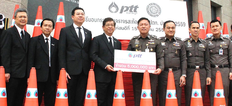 ปตท. เพื่อสังคม : พล.ต.อ.วินัย ทองสอง รองผู้บัญชาการตำรวจแห่งชาติ และ พล.ต.ท.ธรรมศักดิ์ วิชชารยะ ที่ปรึกษา (สบ 10) ร่วมรับมอบเงิน จำนวน 5 ล้านบาท จาก เทวินทร์ วงศ์วานิช ประธานเจ้าหน้าที่บริหาร และกรรมการผู้จัดการใหญ่ บริษัท ปตท.จำกัด (มหาชน) เพื่อสนับสนุนโครงการศูนย์ข้อมูล สำนักงานตำรวจแห่งชาติ และอุปกรณ์กรวยยางจราจร จำนวน 5,400 อัน เพื่อสนับสนุนโครงการช่วยแก้ไขปัญหาจราจร ที่ห้องประชุมใหญ่ ปตท. ถนนวิภาวดีรังสิต