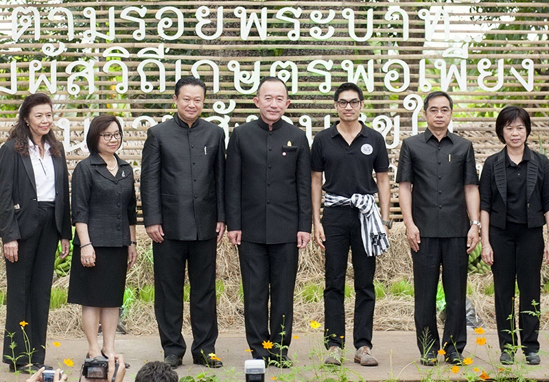เครือข่าย “สามพรานโมเดล” : ม.ล.ปนัดดา ดิศกุล รมช.ศึกษาธิการ เปิดงาน “ตามรอยพระบาท...สัมผัสวิถีเกษตรพอเพียง” ในงานสังคมสุขใจ โดยมี ยุทธศักดิ์ สุภสร ผู้ว่าการ ททท., สุพจน์ ยศสิงห์คำ รอง ผวจ.นครปฐม และ อรุษ นวราช เลขานุการมูลนิธิสังคมสุขใจ ต้อนรับ ที่สวนสามพราน จ.นครปฐม