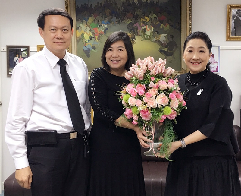 อวยพรปีใหม่ : ผาณิต พูนศิริวงศ์ รับมอบของขวัญและดอกไม้จากศิษย์เก่าหนังสือพิมพ์แนวหน้า กฤษฎา-วิภาวรรณ มหาดำรงค์กุล กก.ผจก.โรงแรมสวิสโซเทล เลอ คองคอร์ด ถนนรัชดาภิเษก และ บจก.ศรีทองพาณิชย์ ซึ่งมาส่งความปรารถนาดีเป็นประจำทุกปี ที่ สำนักงาน นสพ.แนวหน้า ถนนวิภาวดีรังสิต