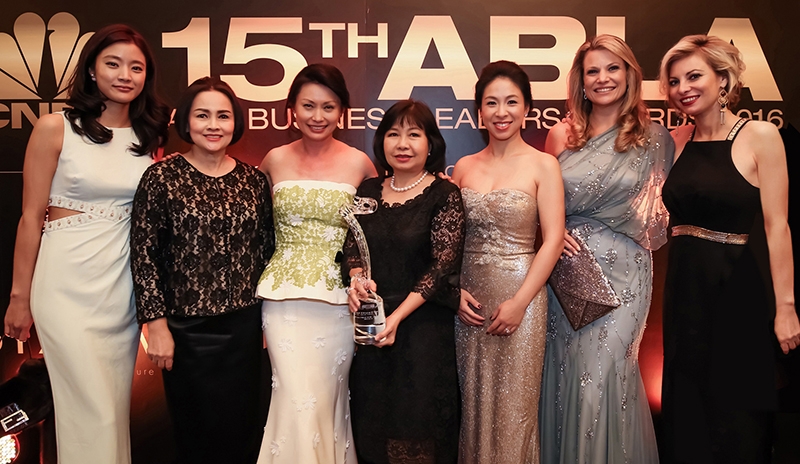 ไทย...รายเดียว : วิไล เคียงประดู่ ผช.กก.ผอ.อาวุโส ส่วนงานประชาสัมพันธ์ เอไอเอส รับรางวัล “Corporate Social Responsibility Award 2016” ในฐานะองค์กรที่ทำประโยชน์เพื่อสังคมดีเด่นในเอเชีย จากงาน 15th Asia Business Leaders Award 2016 จัดโดย CNBC ที่ กรุงจาการ์ตา สาธารณรัฐอินโดนีเซีย