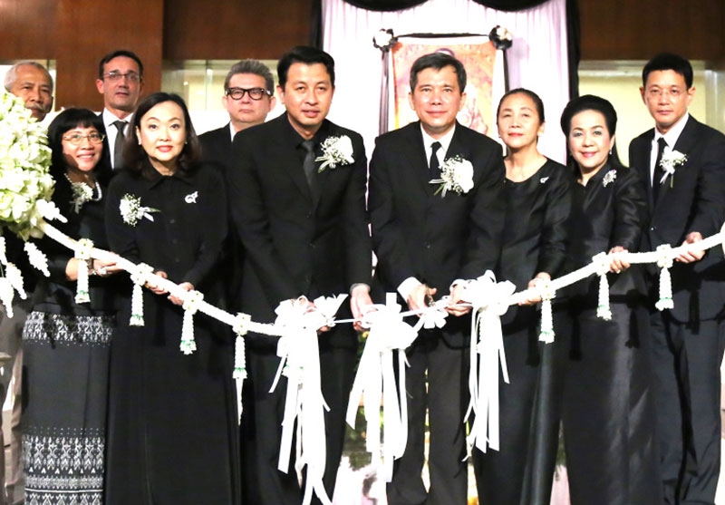 ผลงาน 10 ศิลปิน : ชาติชาย อุทัยพันธ์ ผวจ.สมุทรปราการ และ นิตินัย ศิริสมรรถการ กก.ผอ.ใหญ่ บมจ.ท่าอากาศยานไทย เปิดนิทรรศการ “น้อมรำลึกในพระมหากรุณาธิคุณพระบาทสมเด็จพระปรมินทรมหาภูมิพลอดุลยเดช” ที่ โรงแรมโนโวเทล สุวรรณภูมิ แอร์พอร์ต โดยมี มร.คริสตอฟ เจอโฟรย์ ผจก. ต้อนรับ