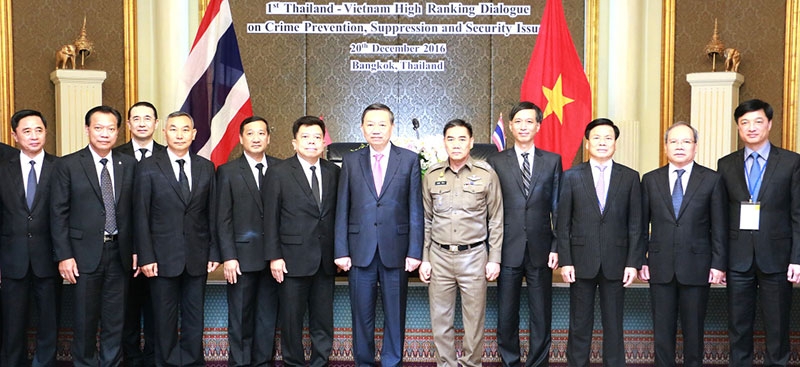 ร่วมมือทวิภาคี : พล.ต.อ.จักรทิพย์ ชัยจินดา ผบ.ตร. และ พล.ท.อาวุโส โต เลิม รมว.กระทรวงความมั่นคงสาธารณะแห่งเวียดนาม เป็นประธานการประชุมร่วมระหว่างสำนักงานตำรวจแห่งชาติ และ กระทรวงความมั่นคงสาธารณะแห่งเวียดนาม ครั้งที่ 1 และลงนามข้อตกลงร่วมฯ โดยมี พล.ต.อ.สุเทพ เดชรักษา, พล.ต.ท.สุชาติ ธีระสวัสดิ์, พล.ต.ท.ศักดา ชื่นภักดี พร้อมตำรวจระดับผู้บริหาร สาธารณรัฐสังคมนิยมเวียดนาม ร่วมประชุม ที่โรงแรมดุสิตธานี เมื่อวันที่ 20 ธันวาคม 2559