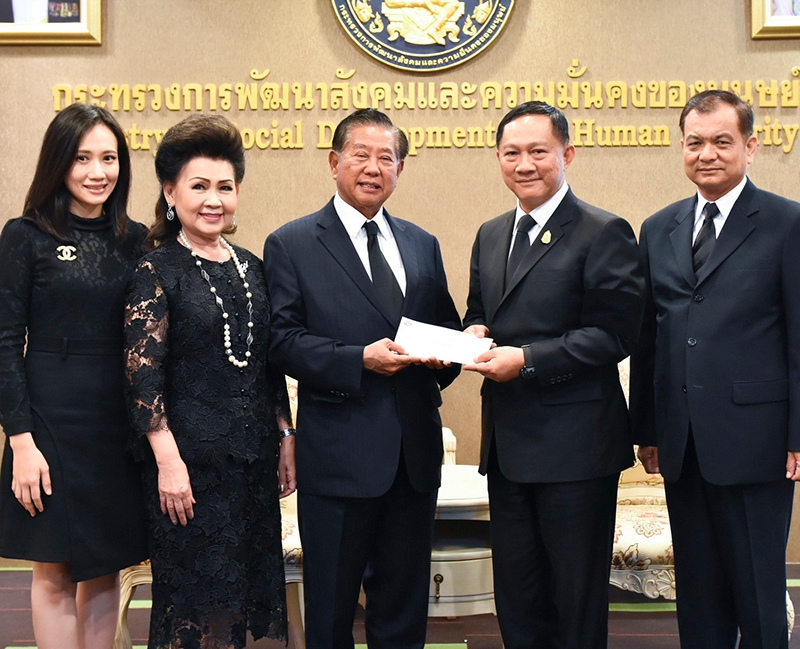 สนับสนุนทุนการศึกษา : ประจักษ์-ละออ ตั้งคารวคุณ ประธานที่ปรึกษากลุ่มบริษัททีโอเอ และ เรือโท พญ.ปิยะชนก ตั้งคารวคุณ มอบเงิน 5 แสนบาท ให้แก่ พล.ต.อ.อดุลย์ แสงสิงเเก้ว รมว.การพัฒนาสังคมและความมั่นคงของมนุษย์ เพื่อ
เป็นทุนการศึกษาให้แก่โรงเรียนปิยะมหาราชาลัย จ.นครพนม