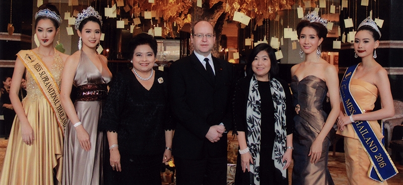 ต้นไม้ทองคำของพ่อ : วิภาวรรณ มหาดำรงค์กุล กก.ผจก.โรงแรมสวิสโฮเต็ล เลอ คองคอร์ด กรุงเทพฯ เปิดงาน “ใต้ร่มพระบารมี” ให้แขกของโรงแรมได้ร่วมเขียนการ์ดถวายคำอาลัยนำไปแขวนที่ต้นไม้ ได้ถึง 21 ม.ค.2560 ที่บริเวณล็อบบี้ โรงแรม โดยมี บรูโน รอทส์เซลด์ ผจก.ทั่วไป โรงแรม ร่วมต้อนรับแขก โดยนำรายได้ทั้งหมดไม่หักค่าใช้จ่ายทูลเกล้าฯถวาย สมเด็จพระเทพรัตนราชสุดาฯ สยามบรมราชกุมารี เพื่อมอบให้โรงเรียนเฉลิมพระเกียรติ 48 พรรษา จ.ลำพูน