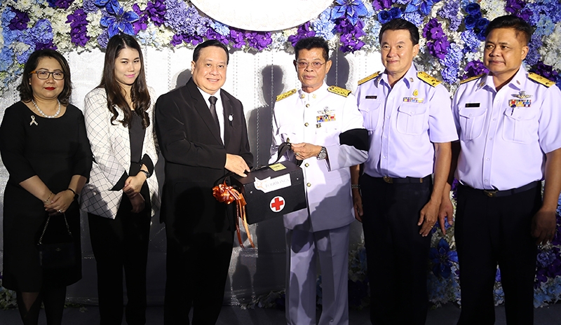 แสดงความยินดี : สังเวียน บุญโต รองผู้ว่าการการกีฬาแห่งประเทศไทย ฝ่ายบริหาร รับชุดปฐมพยาบาลเบื้องต้นจาก พีระพงษ์ สุเปารุษ ผู้จัดการโรงแรม เดอะ แกรนด์ โฟร์วิงส์ คอนเวนชั่น ถนนศรีนครินทร์ ในโอกาสวันคล้ายวันสถาปนาการกีฬาแห่งประเทศไทย ครบรอบปีที่ 52 ที่ อินดอร์ สเตเดี้ยม หัวหมาก