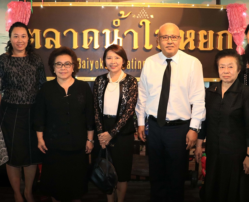 เลี้ยงยินดี : เกริกพันธุ์ ฤกษ์จำนง อธิบดีกรมเอเชียใต้ ตะวันออกกลาง และแอฟริกา และภริยา เลี้ยงยินดีให้เพื่อนที่จะเดินทางไปประจำการต่างประเทศ โดยมี พันธ์พิไล ใบหยก กงสุลกิตติมศักดิ์ ราชอาณาจักรสวาซิแลนด์ประจำราชอาณาจักรไทย และ พันธ์ภิรมย์ ใบหยก ที่ปรึกษา ร่วมต้อนรับ ที่โรงแรมใบหยกสกาย