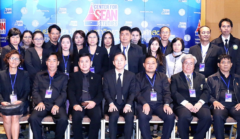 พัฒนาท้องถิ่น : รศ.ดร.ประภัสสร์ เทพชาตรี ผอ.ศูนย์อาเซียนศึกษา มหาวิทยาลัยธรรมศาสตร์ เปิดหลักสูตร “การพัฒนาท้องถิ่น เพื่อเข้าสู่ประชาคมอาเซียน 4.0” โดยมี วีระชัย ชมสาคร อดีตผู้ตรวจราชการ สำนักนายกรัฐมนตรี และตัวแทนหน่วยงานองค์กรท้องถิ่น ร่วมประชุม ที่ โรงแรมมิราเคิล แกรนด์ คอนเวนชั่น