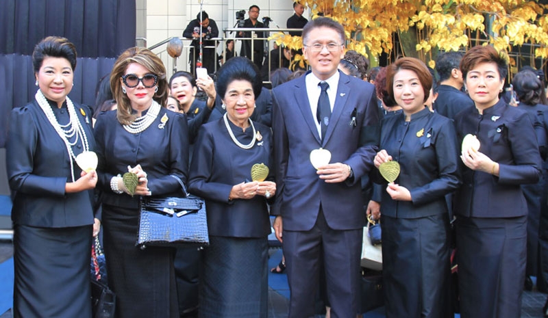 สำนึกในพระมหากรุณาธิคุณ : ปัทมา โยชิมุระ ผจก.โรงแรมอินเตอร์คอนติเนนตัล, คุณหญิงโรส บริบาลบุรีภัณฑ์ ปธ.กก.ที่ปรึกษา มูลนิธิเด็กโสสะแห่งประเทศไทย และ พล.ต.ต.นรวัฒน์ เจริญรัชต์ภาคย์ ร่วมกิจกรรม “รวมใจภักดิ์ สืบสานพระราชปณิธานเพื่อแผ่นดินไทย” ที่ สถานีวิทยุโทรทัศน์กองทัพบก (ททบ.5)