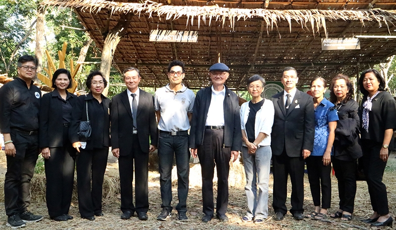 งานสังคมสุขใจ มีชัย ฤชุพันธุ์ ประธานคณะกรรมการร่างรัฐธรรมนูญ (กรธ.) พร้อมคณะ แวะชมงาน “ตามรอยพระบาท สัมผัสวิถีเกษตรพอเพียง” และพบปะพ่อค้าแม่ค้า เกษตรกร รวมถึงภาคีเครือข่ายโครงการสามพรานโมเดล โดยมี อรุษนวราช เลขานุการมูลนิธิสังคมสุขใจ ต้อนรับ ที่สวนสามพราน จ.นครปฐม