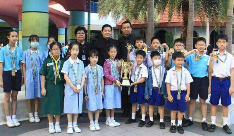 นักกีฬาเยาวชน ผศ.ดร.นพดล กองศิลป์ ผู้อำนวยการโรงเรียนสาธิตมหาวิทยาลัยศรีนครินทรวิโรฒประสานมิตร (ฝ่ายประถม) ร่วมยินดีกับบรรดาลูกศิษย์ที่เข้าแข่งขันกีฬาปิงปอง กรมพลศึกษา ประจำปี 2559 และได้รับถ้วยรางวัลพร้อมด้วย 5 เหรียญทอง,6 เหรียญเงิน และ 5 เหรียญทองแดง