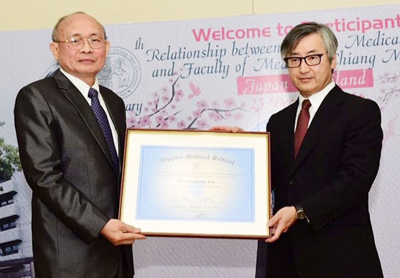 ความร่วมมือเข้มแข็ง : Prof.Akihiko Gemma อธิการบดี Nippon Medical School (NMS) มอบปริญญาดุษฎีบัณฑิตกิตติมศักดิ์ให้แก่ ศ.คลินิก นพ.นิเวศน์ นันทจิต อธิการบดี มหาวิทยาลัยเชียงใหม่ ในโอกาสเฉลิมฉลอง 50 ปี ความร่วมมือวิชาการระหว่างคณะแพทยศาสตร์ มช. และ NMS ที่คณะแพทยศาสตร์ มช.