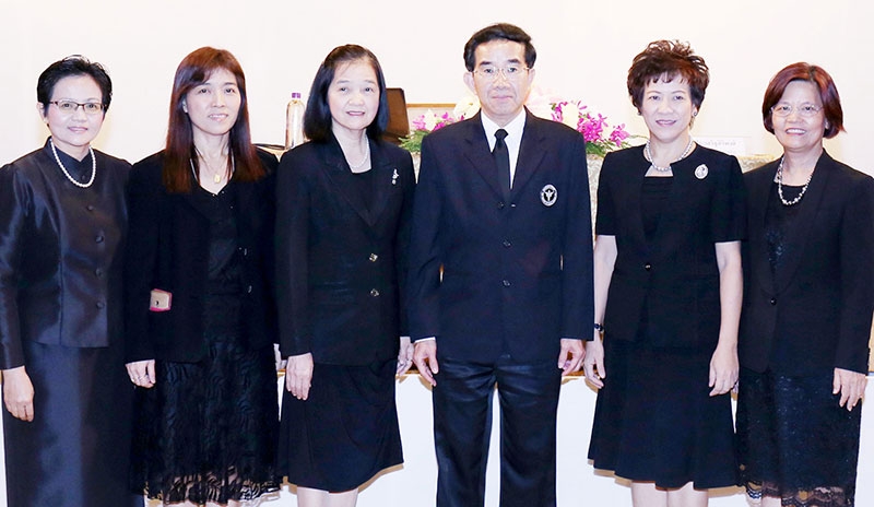 จากรุ่นสู่รุ่น : นพ.ณัฐวุฒิ ประเสริฐสิริพงศ์ ผู้ตรวจราชการกระทรวงสาธารณสุข เขตสุขภาพที่ 11 เปิดการประชุมเรื่อง “การถ่ายทอดมาตรฐานการพยาบาลในชุมชนสู่การปฏิบัติ” จัดโดย ดร.กาญจนา จันทร์ไทย ผอ.สำนักการพยาบาล โดยมี ดร.ธีรพร สถิรอังกูร รอง ผอ.ร่วมงาน ที่โรงแรมมิราเคิล แกรนด์ คอนเวนชั่น