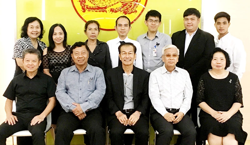 29 ม.ค.2560 : วิเชียร ชวลิต นายกสมาคมรัฐศาสตร์แห่งมหาวิทยาลัยธรรมศาสตร์ในพระบรมราชูปถัมภ์ ประชุมเตรียมงาน “สิงห์แดงรวมใจ น้อมรำลึก ธรรมราชา” เพื่อเทิดพระเกียรติและสำนึกในพระมหากรุณาธิคุณ พระบาทสมเด็จพระปรมินทรมหาภูมิพลอดุลยเดช ที่คณะรัฐศาสตร์ มหาวิทยาลัยธรรมศาสตร์ ท่าพระจันทร์