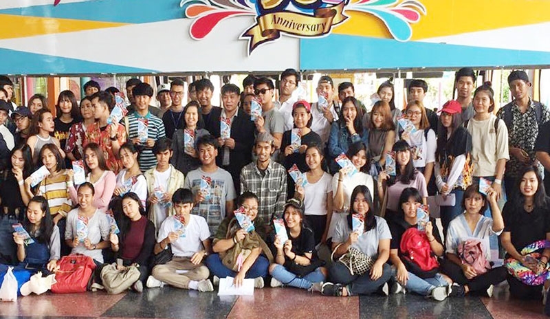 ประสบการณ์นอกห้องเรียน : พรศรี จันทรขัมมา ผจก.ฝ่ายประชาสัมพันธ์ สยามพาร์คซิตี้ สวนสยาม ต้อนรับ จุมพล โพธิสุวรรณ อาจารย์คณะบริหารธุรกิจฯ มหาวิทยาลัยเทคโนโลยีราชมงคลตะวันออก วิทยาเขตจักรพงษภูวนารถ พร้อมคณะนักศึกษาที่มาเยี่ยมชมเสริมการเรียนรู้ ที่สยามพาร์คซิตี้ สวนสยาม