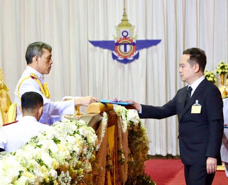 สมเด็จพระเจ้าอยู่หัวมหาวชิราลงกรณ บดินทรเทพยวรางกูร   เสด็จฯ ไปในการพระราชทานปริญญาบัตร วิทยาลัยป้องกันราชอาณาจักร และเข็มรัฏฐาภิรักษ์ ให้แก่ พ.อ.ดร.นาฬิกอติภัค แสงสนิท ผู้อำนวยการองค์การบริหารการพัฒนาพื้นที่พิเศษเพื่อการท่องเที่ยวอย่างยั่งยืน  (องค์การมหาชน) ณ อาคารใหม่สวนอัมพร