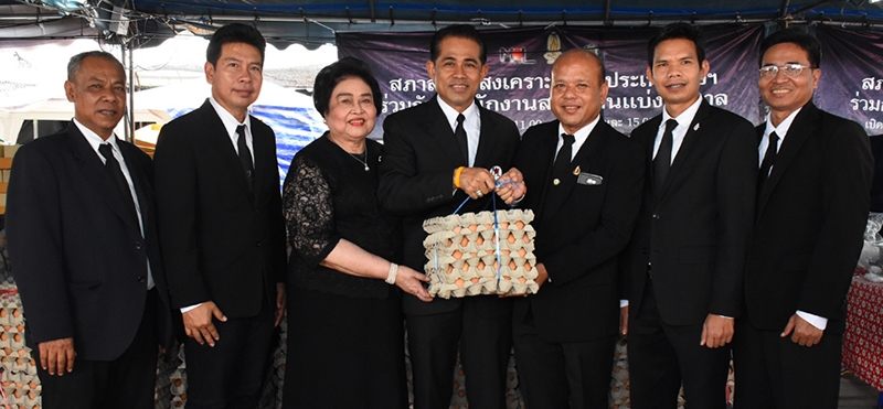 โครงการน้ำพระทัยพระราชทาน   พล.ต.หญิงคุณหญิงอัสนีย์ เสาวภาพ ประธานสภาสังคมสงเคราะห์ฯ รับมอบไข่ไก่ 50,000 ฟอง จากคณะองค์การบริหารส่วนจังหวัดพัทลุง เพื่อนำไปปรุงอาหารเลี้ยงประชาชนที่มาถวายสักการะพระบรมศพพระบาทสมเด็จพระปรมินทรมหาภูมิพลอดุลยเดช  ณ ท้องสนามหลวง