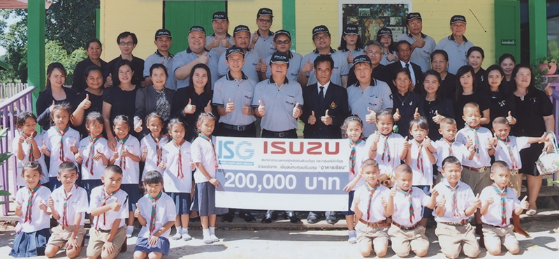 เพื่อการศึกษา     มร.โนริทากะ อิเคดะ รองประธานฝ่ายจัดซื้อ บริษัท อีซูซุ มอเตอร์ (ประเทศไทย) จำกัด ในนามคณะบุคคลผู้ผลิตชิ้นส่วนอีซูซุ มอบเงิน 2 แสนบาท ให้แก่ กมล ศิริสลุง ผอ.โรงเรียนวัดโคกสลุง จ.ลพบุรี เพื่อสมทบทุนปรับปรุงอาคารเรียนให้ทันสมัยและสภาพแวดล้อมมีบรรยากาศที่เอื้อต่อการเรียนรู้