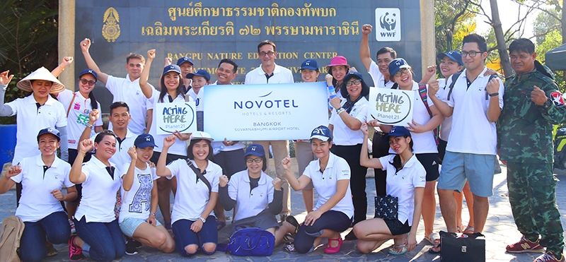 ฟื้นฟูป่าชายเลน     มร.คริสตอฟ เจอโฟรย์ ผู้จัดการทั่วไป โรงแรมโนโวเทล สุวรรณภูมิ แอร์พอร์ต นำคณะผู้บริหารและพนักงาน ร่วมปลูกต้นโกงกาง กว่า 500 ต้น เพื่อเป็นแนวป้องกันทางธรรมชาติรักษาชายฝั่งทะเลและอนุรักษ์พื้นที่อนุบาลสัตว์ทางทะเลด้วย ที่ ศูนย์ศึกษาธรรมชาติกองทัพบก (บางปู) จ.สมุทรปราการ