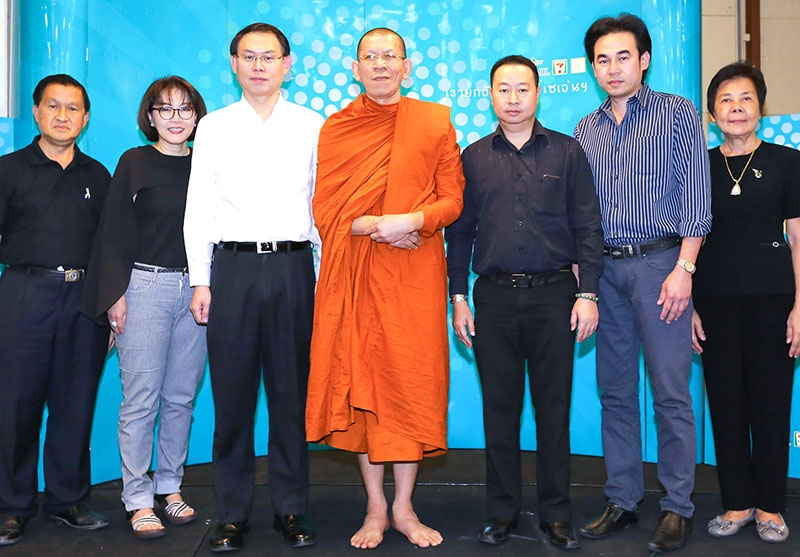 “เรายกวัดมาไว้ที่เซเว่นฯ” : ยุทธศักดิ์ ภูมิสุรกุล รองกก.ผจก.บมจ.ซีพี ออลล์ และประธานพุทธปัญญาชมรม นิมนต์ พระเทพปริยัติมุนี เจ้าอาวาสวัดหงส์รัตนารามราชวรวิหาร บรรยายธรรมหัวข้อ “ปัญญาเหนือโลก” หนึ่งในโครงการส่งเสริมพระพุทธศาสนา พัฒนาคุณธรรม-จริยธรรม ที่อาคารซีพีทาวเวอร์ สีลม