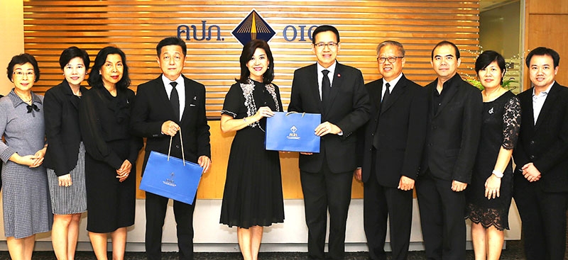 สวัสดีปีใหม่ : สุทธิพล ทวีชัยการ เลขาธิการ สำนักงานคณะกรรมการกำกับและส่งเสริมการประกอบธุรกิจประกันภัย ต้อนรับ นุสรา (อัสสกุล) บัญญัติปิยพจน์ กรรมการผู้จัดการ บริษัท ไทยสมุทรประกันชีวิต จำกัด (มหาชน), สมชัย อาภรณ์ศิริพงษ์ ผู้ช่วยกรรมการผู้จัดการอาวุโส, ปิยะพร ลี้สกุล ผู้ช่วยกรรมการผู้จัดการ และ สุวรรณ อุดมเฉลิมเดช ผู้ช่วยกรรมการผู้จัดการ พร้อมคณะผู้บริหาร ในโอกาสเข้าพบเพื่อขอพรในเทศกาลปีใหม่ที่จะมาถึง ที่สำนักงาน คปภ. ถนนรัชดาภิเษก