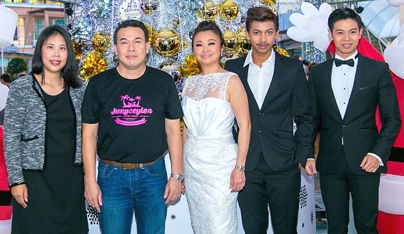 คริสต์มาสคอนเสิร์ต : นเรศ จันทลักขณา ผจก.ฝ่ายงานระบบ ศูนย์การค้าจังซีลอน ป่าตอง ภูเก็ต และ สลิลลา เศวตเศรนี ผจก.อาวุโสฝ่ายประชาสัมพันธ์ ต้อนรับ เจนนิเฟอร์ คิ้ม พร้อมศิลปินนักร้องจาก “เดอะวอยซ์ ไทยแลนด์” ในงาน “Wonderful Christmas Concert” ที่ศูนย์การค้าจังซีลอน ป่าตอง จ.ภูเก็ต