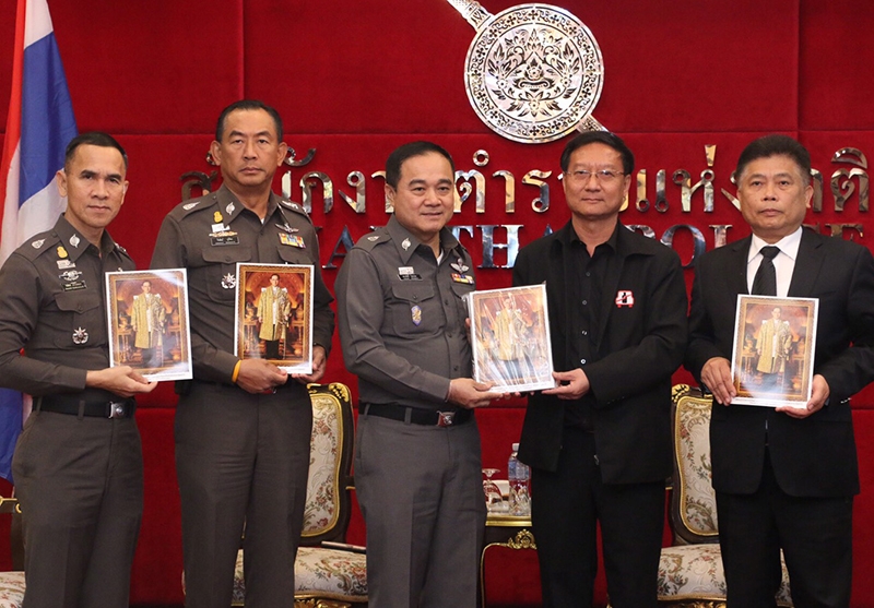 แจกประชาชน : พล.ต.ท.ธรรมศักดิ์ วิชชารยะ รรท.ที่ปรึกษา สบ10 รับมอบ
พระบรมฉายาลักษณ์ พระบาทสมเด็จพระปรมินทรมหาภูมิพลอดุลยเดช 9,999 องค์ 
พร้อมพระราชดำรัสเตือนสติเรื่องความปลอดภัยในการใช้รถใช้ถนน จาก สุรสิทธิ์ ศิลปงาม ผจก.มูลนิธิเมาไม่ขับ เพื่อส่งมอบให้หน่วยงานที่เกี่ยวข้อง