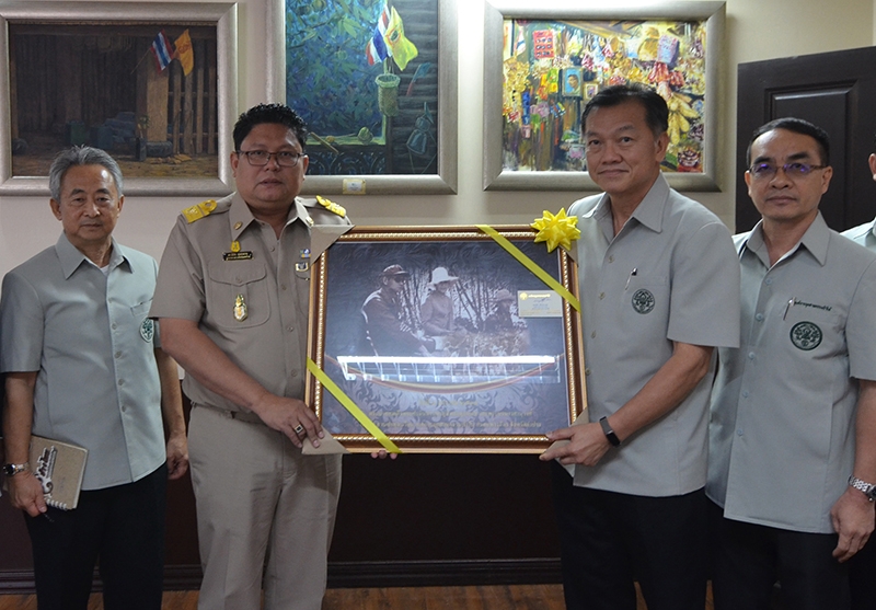 สวัสดีปีใหม่ : พิชัย รุจิโรจน์สุวรรณ รอง ผอ.รักษาการแทน ผอ.องค์การอุตสาหกรรม
ป่าไม้ พร้อมคณะผู้บริหาร อ.อ.ป.มอบของที่ระลึกให้แด่ ดร.ธีธัช สุขสะอาด 
ผู้ว่าการการยางแห่งประเทศไทย (กยท.) เพื่อหารือแนวทางให้สวนป่ายางพาราของ 
อ.อ.ป. ได้รับการสงเคราะห์ตามเงื่อนไขของ กยท. ที่ กยท. ถนนบางขุนนนท์