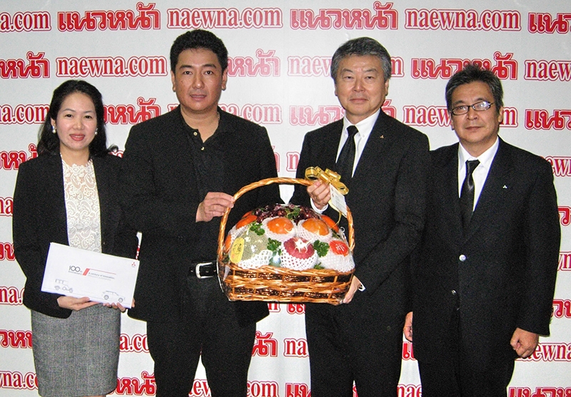 อวยพรปีใหม่ : มร.โมะริคาซุ ชกกิ กก.ผจก.ใหญ่ บจก.มิตซูบิชิ มอเตอร์ส (ประเทศไทย) พร้อมด้วย มร.โคจิ นาคาฮาร่า กก.รอง ผจก.ใหญ่ สายงานขาย
ในประเทศ และ อนงค์ ศุภราวงศ์ ผอ.ใหญ่ สำนักสื่อสารการตลาด ร่วมอวยพร
ปีใหม่แด่ ผรณเดช พูนศิริวงศ์ กก.ผจก. นสพ.แนวหน้า เมื่อเช้าวันที่ 29 ธ.ค. 2559