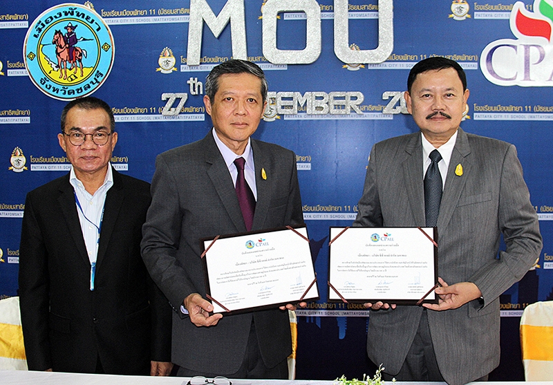 ระบบทวิภาคี : ณรงค์ศักดิ์ ภูมิศรีสอาด รอง กก.ผจก.บมจ.ซีพี ออลล์ ในฐานะ 
ผู้แทนผู้รับใบอนุญาตวิทยาลัยเทคโนโลยีปัญญาภิวัฒน์ และ ชนัฐพงศ์ ศรีวิเศษ ปลัดเมืองพัทยา ปฏิบัติหน้าที่นายกเมืองพัทยา ร่วมลงนามความร่วมมือทางการการศึกษาประจำปีการศึกษา 2560 ที่โรงเรียนสาธิตมัธยมพัทยา จ.ชลบุรี