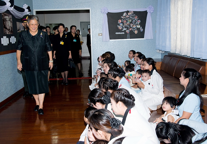 สมเด็จพระเทพรัตนราชสุดาฯ สยามบรมราชกุมารี อุปนายิกาผู้อำนวยการสภากาชาดไทย เสด็จพระราชดำเนินทรงเป็นองค์ประธานในการประชุมคณะกรรมการอำนวยการมูลนิธิสงเคราะห์เด็กของสภากาชาดไทย ครั้งที่ 1/2559 ณ ตึกวชิราลงกรณ 
สภากาชาดไทย ถนนพระราม 4 เขตปทุมวัน เมื่อวันที่ 29 ธันวาคม 2559