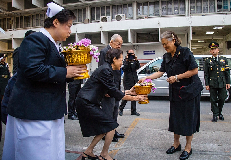 สมเด็จพระเทพรัตนราชสุดาฯ สยามบรมราชกุมารี อุปนายิกาผู้อำนวยการสภากาชาดไทย เสด็จพระราชดำเนิน ในการบำเพ็ญพระราชกุศลทรงบาตรพระสงฆ์ และได้พระราชทานพรต้อนรับปีใหม่ พ.ศ.2560 เพื่อเป็นสิริมงคลแก่เจ้าหน้าที่ผู้ปฏิบัติงาน 
ณ อาคารแพทยพัฒน์ สภากาชาดไทย เมื่อวันที่ 30 ธันวาคม 2559