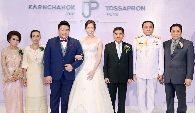 รักษาสัตว์ “มัดใจ” : พล.อ.เฉลิมชัย สิทธิสาท ผู้บัญชาการทหารบก เป็นประธานพิธีฉลองมงคลสมรส ระหว่าง สัตวแพทย์หญิงกานต์ชนก สอนไม้ บุตรี พล.ต.
ยงยุทธ-นัชจิรารัตน์ สอนไม้ กับ นายสัตวแพทย์ทศพร ปัญญาอรรถ บุตร 
ทวีสุข-พัชรี ปัญญาอรรถ ที่ โรงแรมมิราเคิล แกรนด์ คอนเวนชั่น