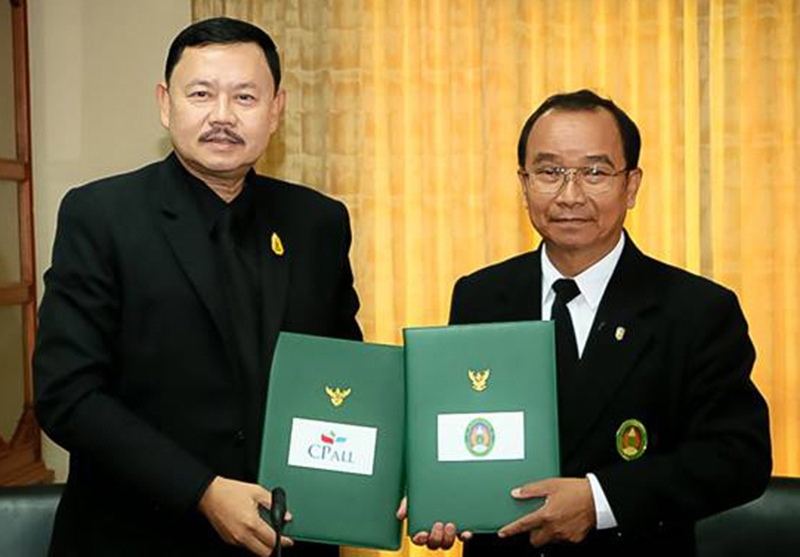 ภาครัฐและเอกชน : ณรงค์ศักดิ์ ภูมิศรีสอาด รอง กก.ผจก.บมจ.ซีพี ออลล์ และ
ผู้แทนผู้รับใบอนุญาต วิทยาลัยเทคโนโลยีปัญญาภิวัฒน์ และ รศ.ดร.สมเกียรติ สายธนู 
อธิการบดี มหาวิทยาลัยราชภัฏลำปาง ร่วมลงนามความร่วมมือทางการศึกษาระหว่างหน่วยงานการศึกษาทั้งสอง ที่ มหาวิทยาลัยราชภัฏลำปาง