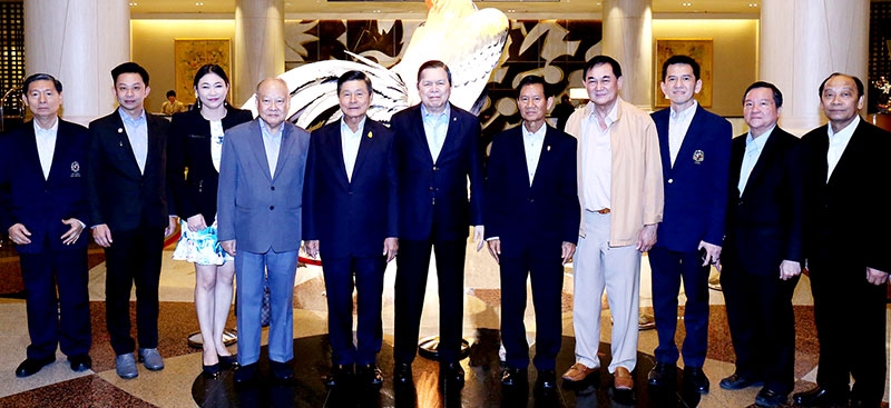 จัดควบรวบยอด : พล.อ.อัครเดช ศศิประภา ประธานกรรมการ บริษัท นวนคร จำกัด (มหาชน) ที่ประกอบกิจการด้านเขตอุตสาหกรรมแห่งแรกของประเทศไทย เป็นประธานในงานเลี้ยงสังสรรค์ต้อนรับปีใหม่ของ 4 บริษัท ประจำปี 2560 ที่โรงแรมมิราเคิล แกรนด์ คอนเวนชั่น โดยมี ดร.อัศวิน อิงคะกุล ประธานกรรมการบริหาร มิราเคิล กรุ๊ป ร่วมต้อนรับแขกผู้ใหญ่ในงาน อาทิ พล.อ.อ.ดร.นพพร จันทวานิช, พล.ต.อ.สมชาย วาณิชเสนี และ ดุละดิลก ดุละลัมพะ