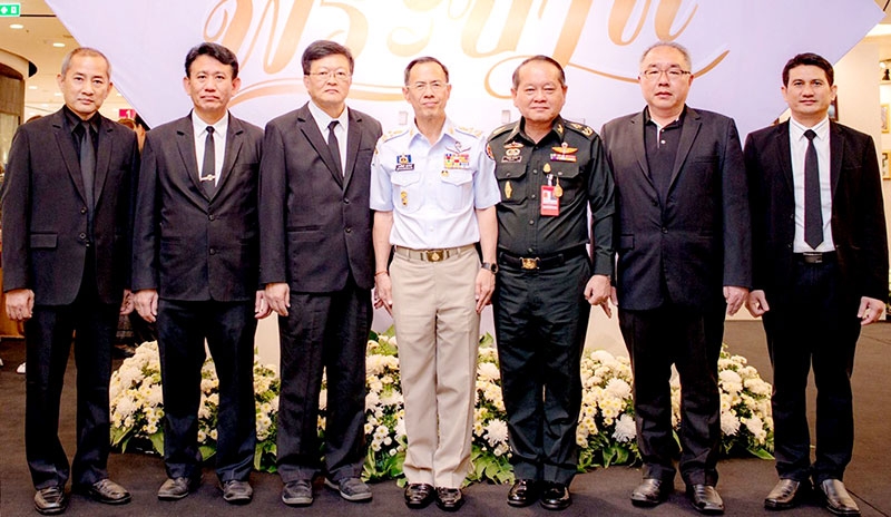 “ตามรอยพระบาท พ่อแห่งแผ่นดิน” : พงษ์ศักดิ์ ปรีชาวิทย์ ผวจ.ขอนแก่น และ พล.ต.ชาญชัย ว่านเครือ ผบ.มณฑลทหารบกที่ 23 ร่วมเปิดงานนิทรรศการภาพพระราชกรณียกิจ พระบาทสมเด็จพระปรมินทรมหาภูมิพลอดุลยเดช พร้อมกิจกรรมจากภาครัฐและชาวขอนแก่น ที่ศูนย์การค้าเซ็นทรัลพลาซา ขอนแก่น