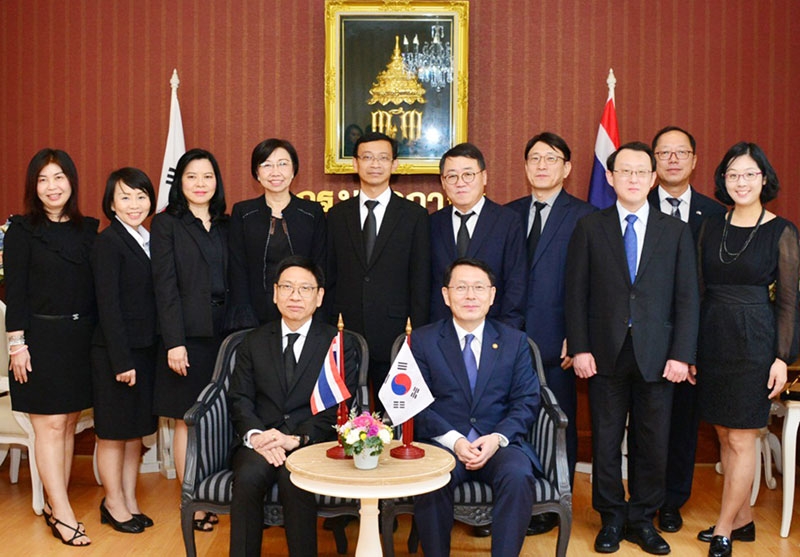 AEO MRA : กุลิศ สมบัติศิริ อธิบดีกรมศุลกากร เป็นประธานพิธีลงนามยอมรับ “โครงการผู้ประกอบการระดับมาตรฐาน เออีโอ” ระหว่าง กรมศุลกากรไทย และกรมศุลกากรเกาหลี โดยมี Mr.Chun Hong-Uk, the Commissioner of Korea Customs Service เป็นผู้แทน ที่ห้องประชุม กรมศุลกากร คลองเตย