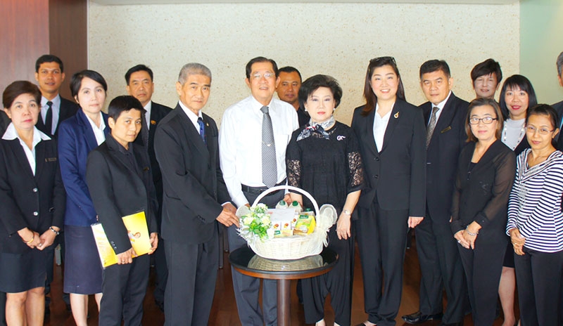 อวยพรปีใหม่ : นลินธร สกุลชัยวาณิชย์ กรรมการบริหาร โรงแรมในเครือรอยัลริเวอร์กรุ๊ป นำคณะผู้บริหาร ตัวแทนพนักงานโรงแรมในเครือรอยัลริเวอร์กรุ๊ป มอบกระเช้าของขวัญแด่ วีริศ-พิมพ์วิภา สกุลชัยวาณิชย์ ประธานเจ้าหน้าที่บริหาร ในโอกาสวันขึ้นปีใหม่ ที่ล็อบบี้เลานจ์ โรงแรมรอยัลริเวอร์