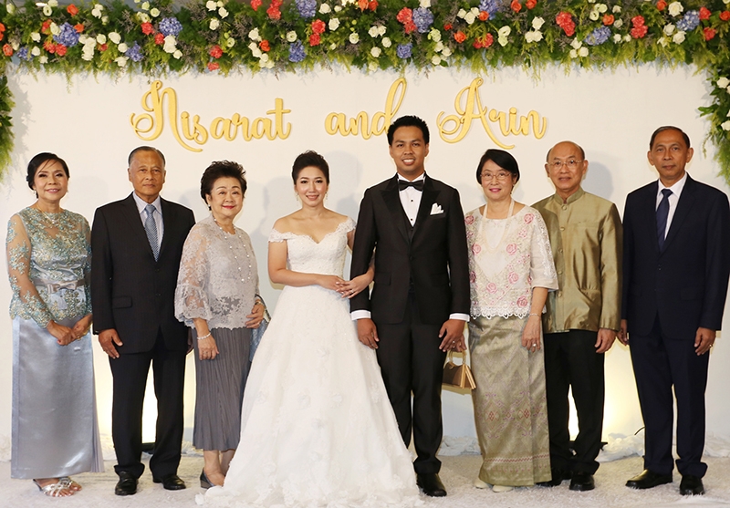 รักอันอบอุ่น : ศ.เกียรติคุณ นพ.เกษม วัฒนชัย องคมนตรี พร้อมด้วยภริยา คุณหญิงรัชนีวรรณ วัฒนชัย เป็นประธานในพิธีฉลองมงคลสมรสระหว่าง ดร.ทพญ.นิศารัตน์ เรืองสวัสดิ์ กับ อริญช์ วินิจฉัยกุล โดยมี บัณฑิต-สุมาลี วินิจฉัยกุล พร้อมญาติมิตรร่วมอวยพร ที่โรงแรมเซ็นทาราแกรนด์ฯ ลาดพร้าว